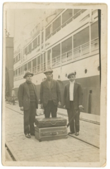 Białoruś. Kazimierz Razmuk powracający z Argentyny. Wieś Piaskowce. Fotografia z albumu rodzinnego. Kolekcja fotografii archiwalnej – Losy posłuchane - Białoruś. [Dokument ikonograficzny]