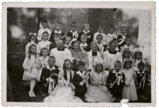 Zdjęcie grupowe po uroczystości I Komunii Świętej przy kościele pw. WNMP, Rynek Kościuszki, Białystok, XX w.