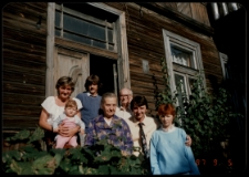 Zdjęcie rodzinne przed domem, ul. Starobojarska 14, Białystok, 5.09.1987 r.