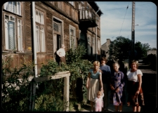 Zdjęcie rodzinne przed domem, ul. Starobojarska 14, Białystok, 05.09.1987 r.