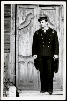 Mężczyzna w mundurze na ganku, ul. Starobojarska 14, Białystok, około 1974 r.