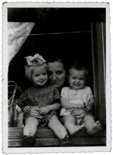 W oknie domu, ul. Starobojarska 14, Białystok, 1953 r. [Piotr Damulewicz z mamą i siostrą]