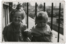 Dzieci na balkonie, ul. Starobojarska 14, Białystok, lata 50. XX w. [Piotr Damulewicz z siostrą]