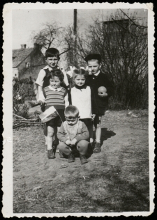 Dzieci w ogrodzie pana Dryla, ul. Starobojarska, Białystok, około 1955 r.