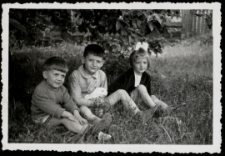 Dzieci w ogrodzie pana Dryla, ul. Starobojarska,Białystok, lata 60. XX w.