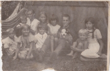 Danuta Neuhüttler w towarzystwie sióstr i sąsiadów - Sowietów, ul. Wołodyjowskiego 13, Białystok, ok. 1940 r.