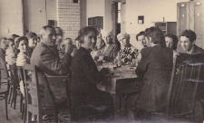 Zebranie w pokoju nauczycielskim w Publiczny Gimnazjum i Liceum Żeńskim nr 1 (obecnie VI LO), pierwszy z prawej Zbigniew Troczewski, ul. Warszawska, Białystok, ok. 1946 r.