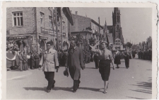 Delegacja Liceum Budowlanego mieszczącego się przy ul. Warszawskiej 63 na pochodzie z okazji święta 1 Maja, Rynek Kościuszki, Białystok, ok. 1949-50 r.; od prawej: Halina Słonicka (późniejsza solistka w Operze Warszawskiej), dyrektor szkoły Jerzy Łotowski, Ikonowicz (imię nieznane, nauczyciel rosyjskiego)