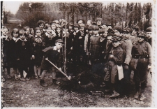 Uczniowie Szkoły Powszechnej nr 13 w czasie sadzenia drzew, Las Zwierzyniecki, Białystok, około 1937 r.