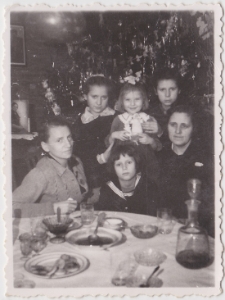 Danuta Neuhüttler z rodziną podczas Świąt Bożego Narodzenia, Białystok, 1943 r.