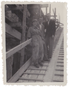 Danuta Neuhüttler wraz z innymi uczniami Technikum Budowlanego podczas prac budowlanych, Białystok, 18.07.1950 r.