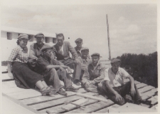 Danuta Neuhüttler wraz z innymi uczniami Technikum Budowlanego, podczas prac budowlanych, Białystok, 18.07.1950 r.