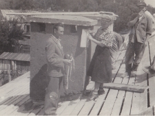 Danuta Neuhüttler wraz z innymi uczniami Technikum Budowlanego, podczas prac budowlanych, Białystok, 18.07.1950 r.