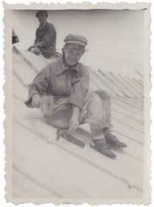 Danuta Neuhüttler na dachu budowy, w której uczestniczyła jako uczennica Technikum Budowlanego, Białystok, 18.07.1950 r.