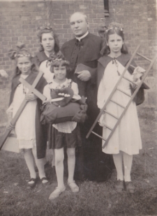 Siostry Neühuttler z księdzem Chodyko po procesji, Kościół NMP, Rynek Kościuszki, Białystok, 1941 r.