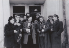 Członkowie Klubu Związkowiec na tle budynku klubowego, ul. Słonimska, Białystok, 1952 r.