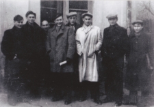 Członkowie Klubu Związkowiec na tle budynku klubowego, ul. Słonimska, Białystok, lata 50. XX w.