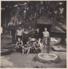 Leszek Grądzki (w środku) na Ogólnopolskim zgrupowaniu juniorów w lekkoatletyce, Sierakowo, 1952 r.