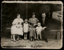 Anna Kalinowska (z lewej) z matką Leokadią, siostrą Ireną oraz Państwem Rowińskimi, Park Stary, Białystok, 1933 r.