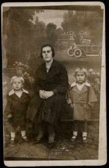 Anna Kalinowska z matką Leokadią i siostrą Ireną, zdjęcie na tle ekranu, Białystok, 1934-1935 r.