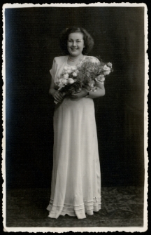 Anna Kalinowska jako druhna na ślubie, Białystok, 1953 r.