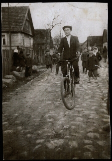 Przejażdżka rowerem, Długołęka, 1940 r.