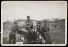Żołnierze przy samochodzie wojskowym, XX w.