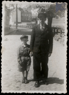 Jerzy Koszewski z ojcem Józefem, ul. Nadrzeczna, Białystok, 1937 r.