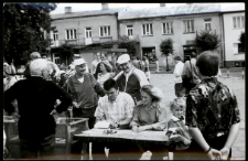 Jerzy Koszewski jako prezes Białostockiego Klubu Kolekcjonerów, Rynek Zygmunta Augusta, Augustów, 1983 r.