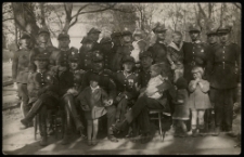 Siostra i brat Eugenii Kuli wśród oficerów 10. Pułku Ułanów Litewskich, ul. Kawaleryjska, Białystok, lata 30. XX w.