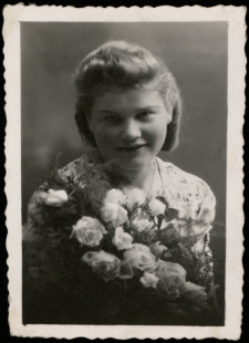 Eugenia Kula, zdjęcie portretowe z kwiatami, lata 40.-50. XX w.