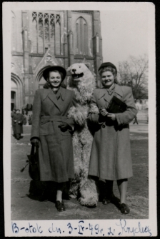 Eugenia Kula z koleżanką, Rynek Kościuszki, Białystok, 03.04.1949 r.