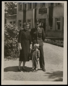Eugenia Kula wraz z mężem i córką w koszarach, ul. Kawaleryjska, Białystok, lata 50-60. XX w.