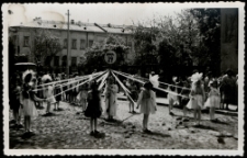 Pochód gwiaździsty przy Szkole Podstawowej nr. 14, ul. Pułaskiego, Białystok, 1966 r.