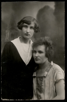 Matka Ligii Haliny Liskowackiej–Zinkow, Katarzyna z siostrą Anną, lata 20. XX w.