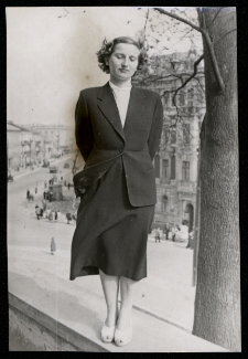 Ligia Halina Liskowacka–Zinkow na tarasie kościoła Św. Rocha, ul. Św. Rocha, Białystok, lata 50. XX w.