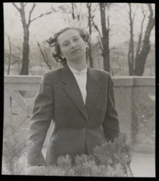 Ligia Halina Liskowacka–Zinkow na tarasie kościoła Św. Rocha, Białystok XX w.