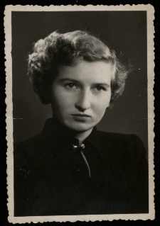 Zdjęcie dyplomowe Ligii Haliny Liskowackiej–Zinkow, 1953 r.
