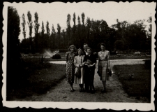 Danuta Roszkiewicz, Ligia Halina Liskowacka-Zinkow, Hanna Liskowacka oraz Zofia Smółko w Parku Planty, Białystok, 1950 r.