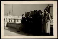 Danuta Roszkiewicz z koleżankami z Internatu Sióstr Magdalenek na ruinach Zamku Królewskiego, Warszawa, 1949 r.