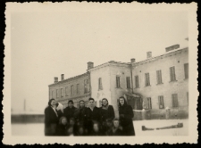 Uczennice I klasy przed budynkiem Liceum Ogólnokształcącym nr 2, u. Kościelna, Białystok, 1948 r.