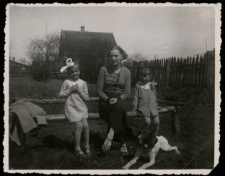 Danuta Roszkiewicz, Jadwiga Kurnicka oraz Stefania Szumińska w ogrodzie, ul. Stołeczna 79, Białystok, 1935 r.