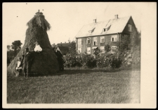 Stefania Szumińska, Tadeusz Szumiński, Danuta Roszkiewicz oraz Stefan Szumiński przed domem, ul. Stołeczna 81, Białystok, 1934 r.