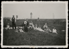 Rodzina Szumińskich nad stawem należącym do rodziny, ul. Stołeczna, Białystok, 1934-1936 r.