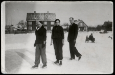 Irena Kurnicka, Jadwiga Kurnicka, Kazimierz Wojciechowski na łyżwach za domem, ul. Stołeczna 79, Białystok, 1934 r.