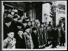 Wychowankowie Domu Dziecka nr 5 z Karakulina i z Domu Dziecka nr 5 z Ufy, w drodze do Polski na Dworcu Białoruskim, Moskwa, 1945 r.