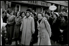Delegacja Nauczycielskiego Zespołu Szkół Medycznych na pochodie z okazji Święta 1. Maja, ul. Lenina, Białystok, 1979 r.
