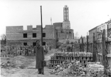 Henryk Roszkiewicz na tle odbudowującego się Białegostoku, ul. św. Rocha, ok. 1945-50 r.