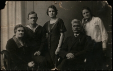 Zdjęcie rodzinne w atelier fotograficznym, 1926 r.
