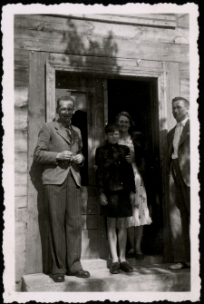 Mirosław Szumski z rodzicami i sublokatorem Helmutem Kinzelem, ul. Mickiewicza 57, Białystok, 1942 r.